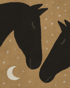 Lámina de arte de estilo folk naif con ilustración de dos caballos negros y una luna creciente sobre fondo rústico.